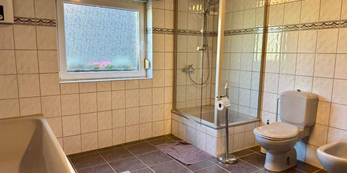 schönes, ruhig gelegenes Einfamilienhaus mit großem Garten zu verkaufen! 7 zimmer