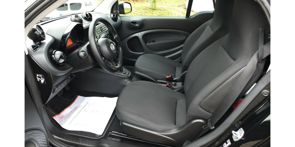 Smart ForTwo electric drive EQ AUTOMATIK KLIMAAUTOMATIK 5.183 km 10.700 &euro; Köln 50858