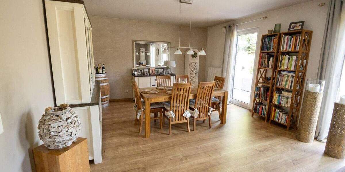 Neuwertiges, freistehendes Einfamilienhaus mit Pool und tollem Garten in zentraler Lage 4 zimmer