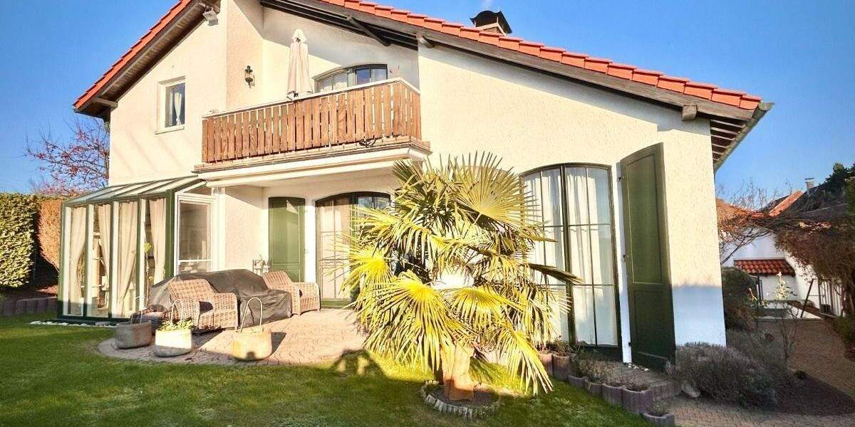 schönes, ruhiges und zentral gelegenes Einfamilienhaus mit zwei Garagen zu verkaufen 1 zimmer