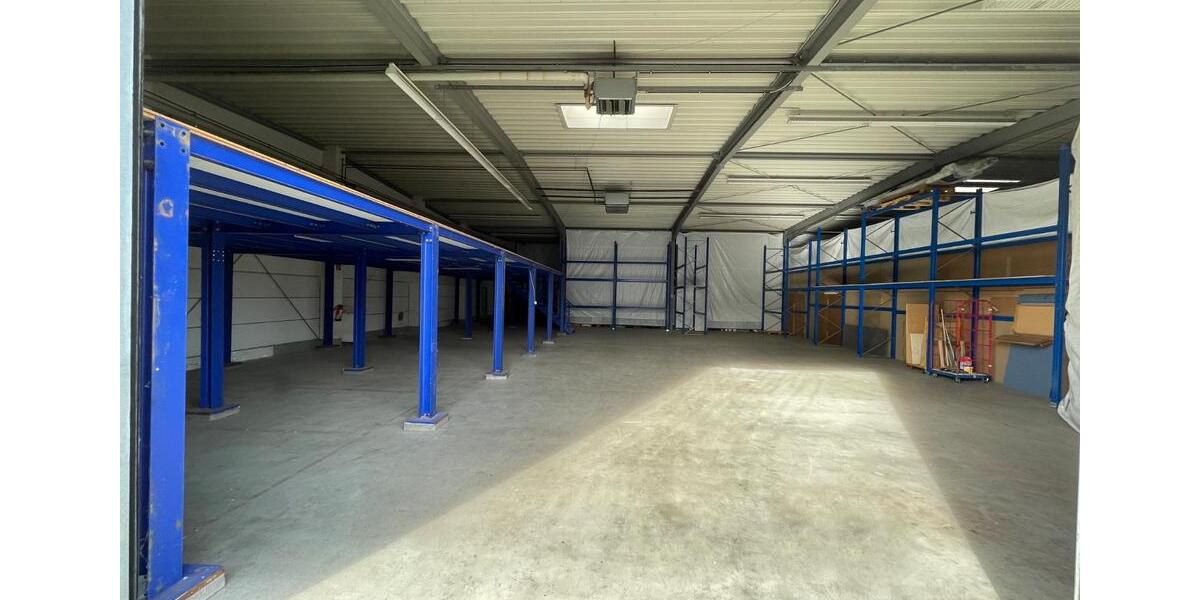 Lagerhalle 531m² | Lagerfläche mit WC | Rolltor | Regale zimmer