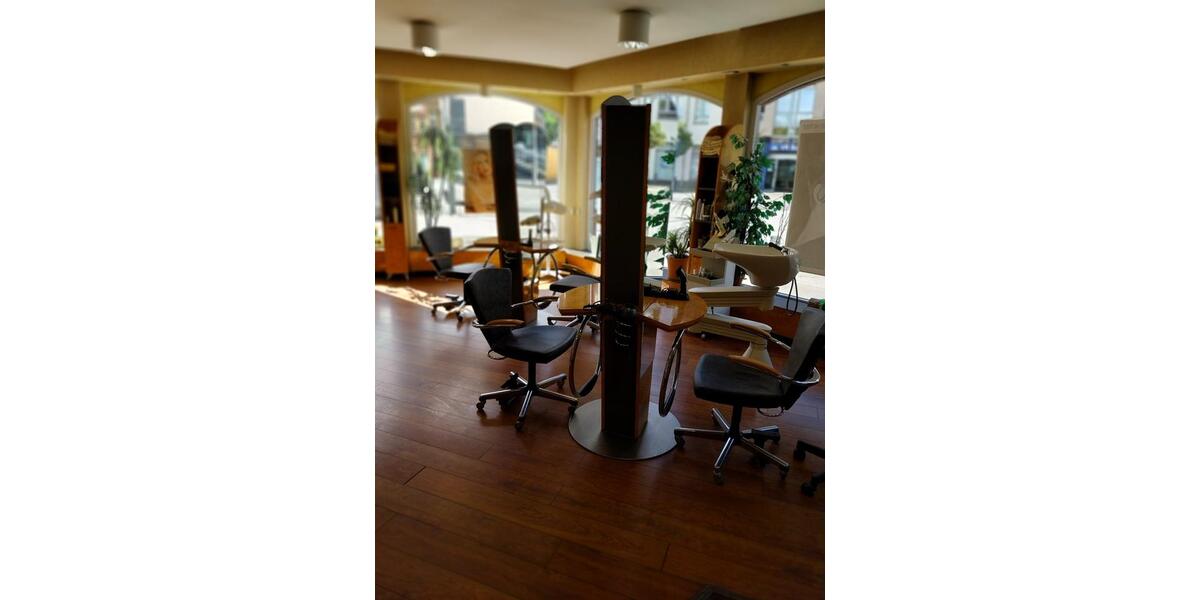 FRISEURSALON-EINRICHTUNG KURZFRISTIG ZU ERKAUFEN 1 zimmer