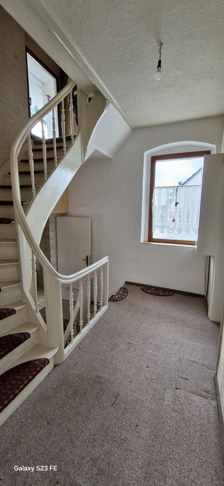 1-Fam. Haus mit Einliegerwohnung und Garagenhof zimmer