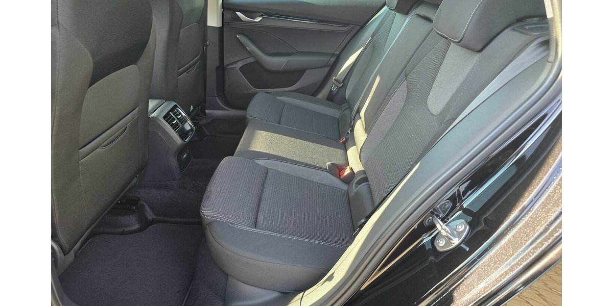 Skoda Octavia Selection Automatik|Winterpaket|LED 1.008 km 32.990 &euro; Wermelskirchen 42929