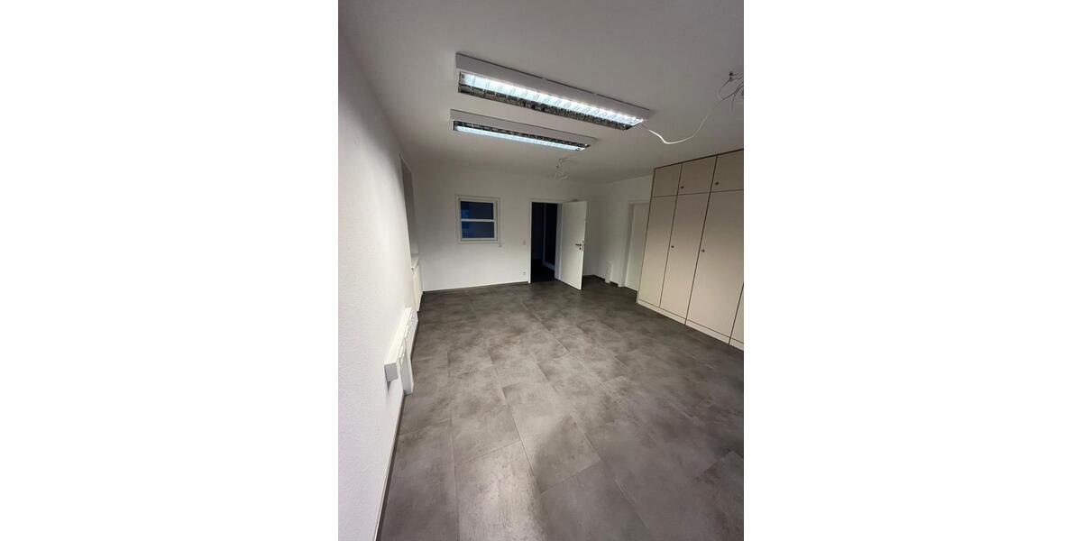 Büroräume mit Lagerhalle und Parkplätzen in Grevenbroich zimmer
