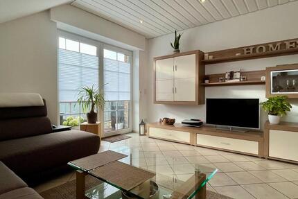 Provisionsfrei: Helle DG-Wohnung mit Balkon & 2 TG-Stellplätzen 3 zimmer