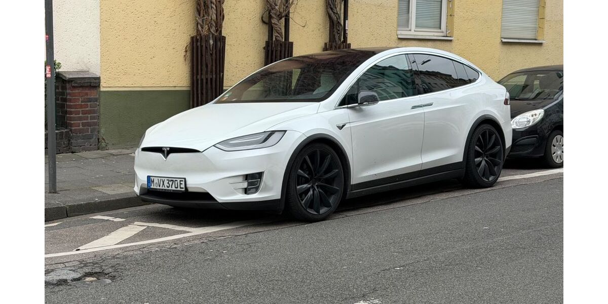 Tesla Model X 139.800 km 44.444 &euro; Köln 50672