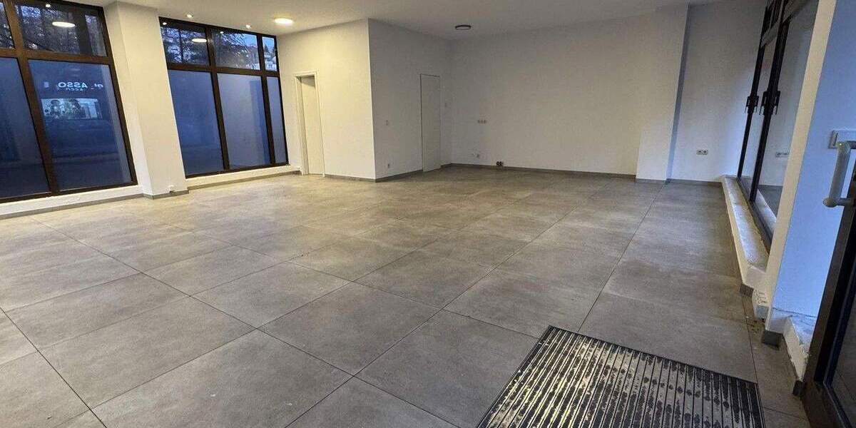 Ladenlokal in stark frequentierter Lage - Ausstellungs-Verkauf Praxis oder Büro zimmer