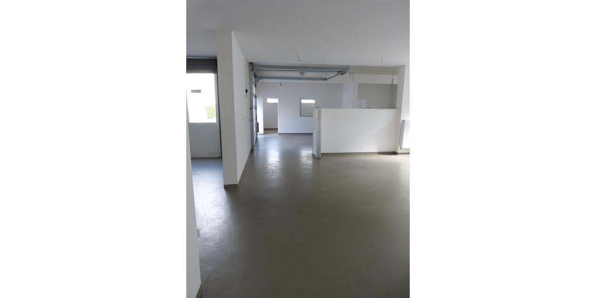 Gewerbehalle mit Büro, Garagen und Sozialräumen 120 qm zimmer