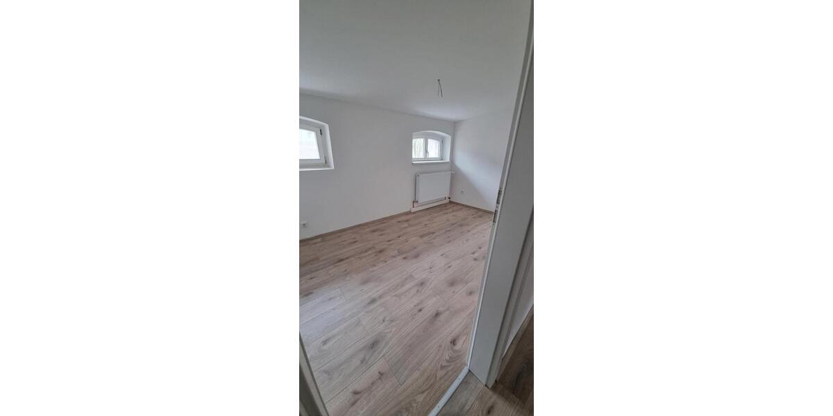 Etagenwohnung Neuss - 5 Zimmer, 120 m&sup2;, 450&euro; | Angebot:25616685