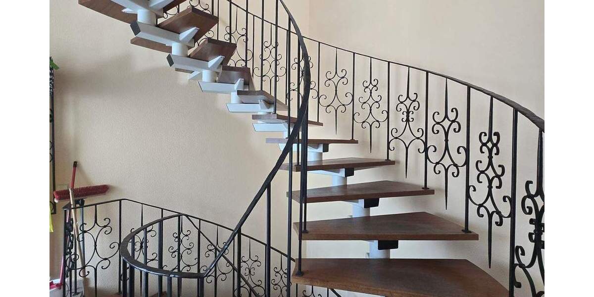 Wohn-Geschäftshaus bietet viele Gestaltungsmöglichkeiten! z.B. Praxis,- Büro,-Wohnräume; aufstockbar 8 zimmer