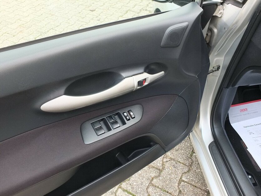Toyota Auris 1.6i SOL ALLE INSPEKTIONEN GARAGENWAGEN 174.885 km 5.704 € Köln 50858