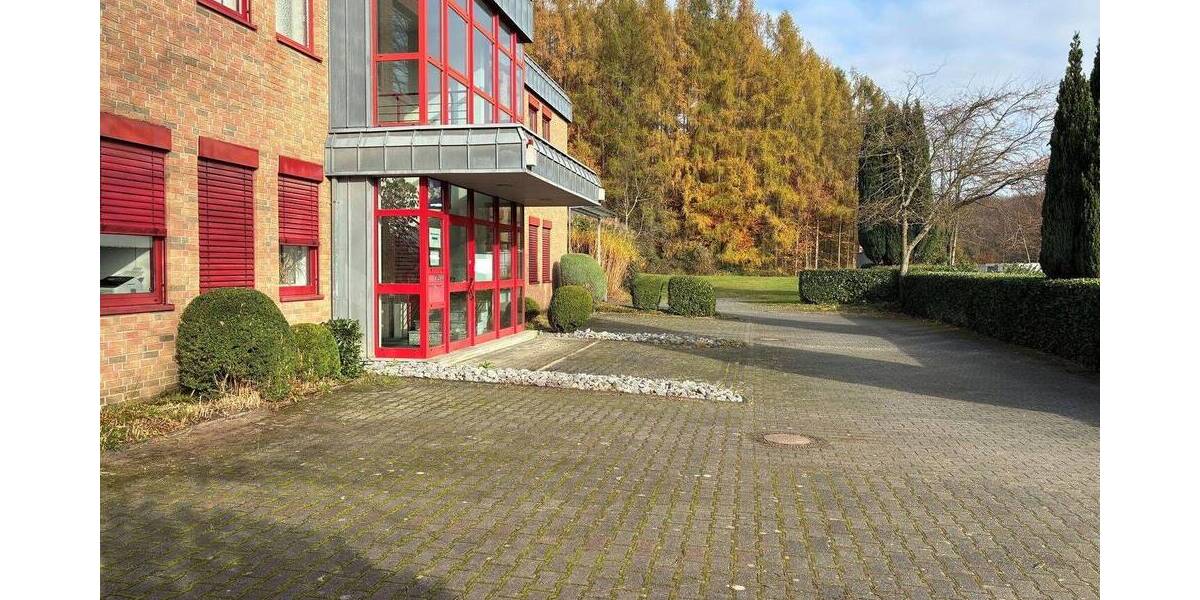 Gewerbeimmobilie Büros & ebenerdige Halle zimmer