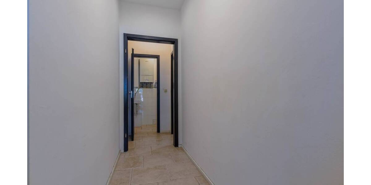 Ladenlokal in guter Lage von Leverkusen-Opladen * ca. 79,21 m² Gesamtfl. * ca. 59,38 m² Verkaufsfl. * 2 Schaufenster ... 2 zimmer