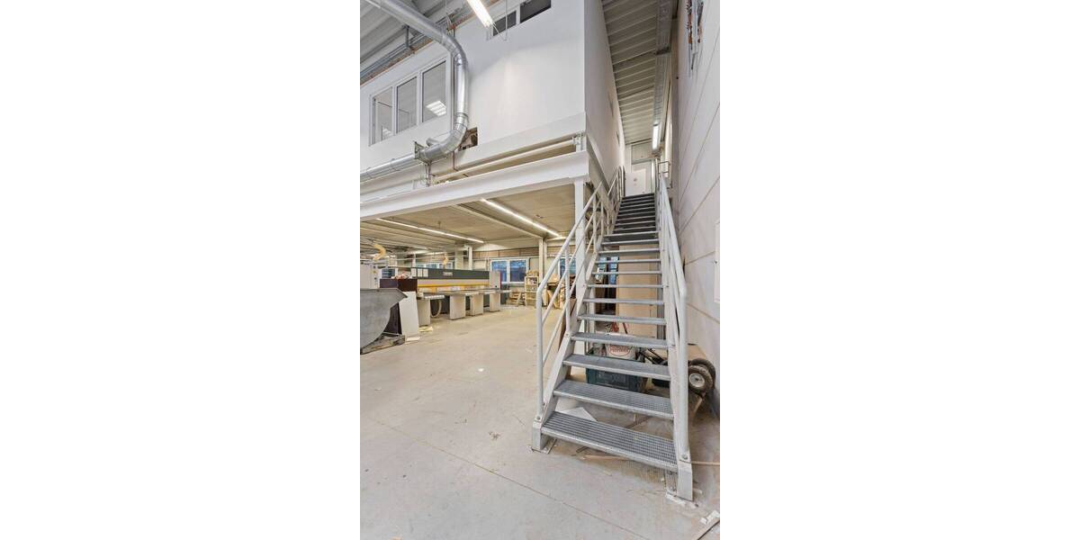 Ihr neuer Unternehmensstandort in Neuss: Moderne Gewerbehalle mit repräsentativem Bürotrakt zimmer