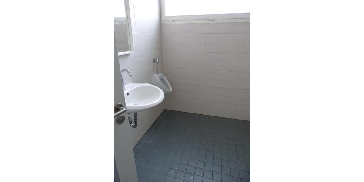 Gewerbehalle mit Büro, Garagen und Sozialräumen 120 qm zimmer