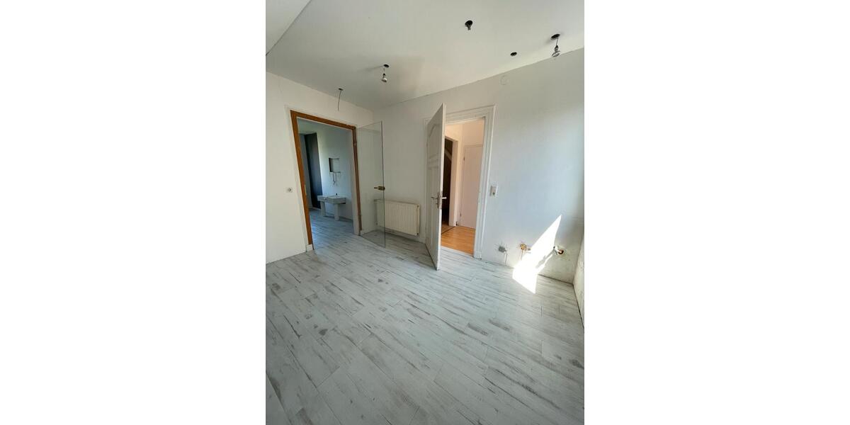 Etagenwohnung Langenfeld (Rheinland) - 9 Zimmer, 212 m&sup2;, 3.500&euro; | Angebot:26385101
