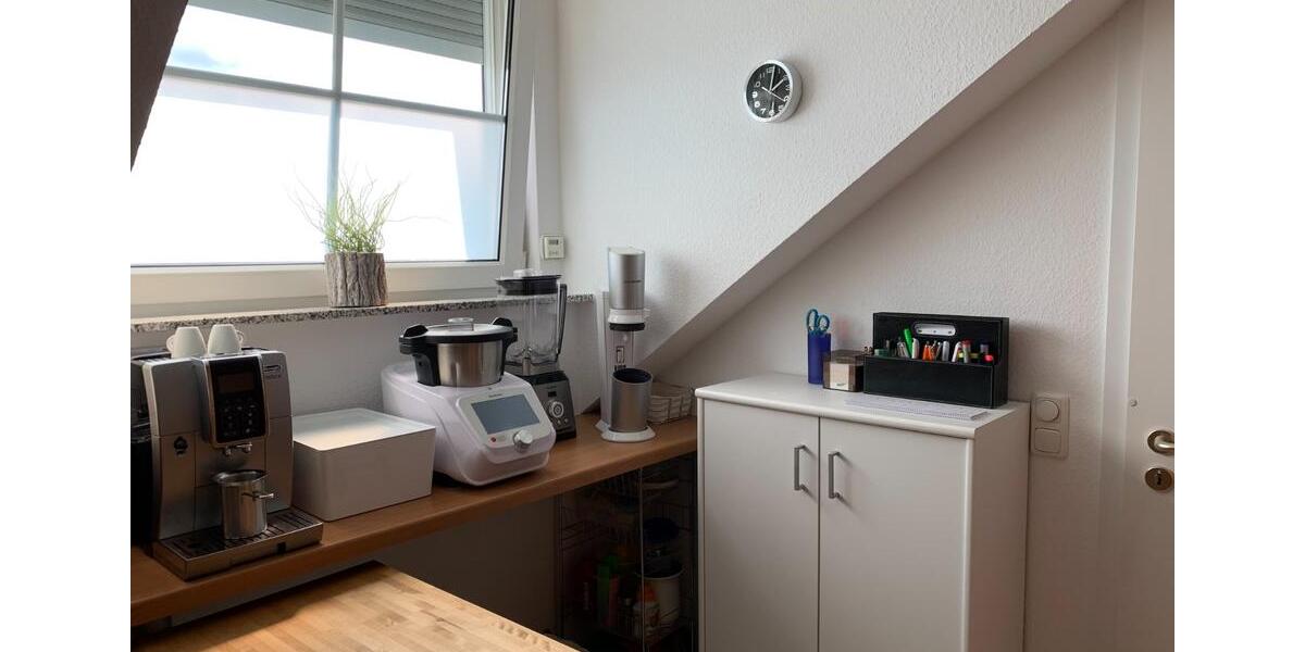 Provisionsfrei: Helle DG-Wohnung mit Balkon & 2 TG-Stellplätzen 3 zimmer
