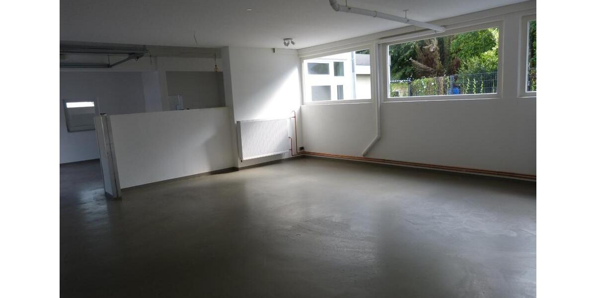 Gewerbehalle mit Büro, Garagen und Sozialräumen 120 qm zimmer