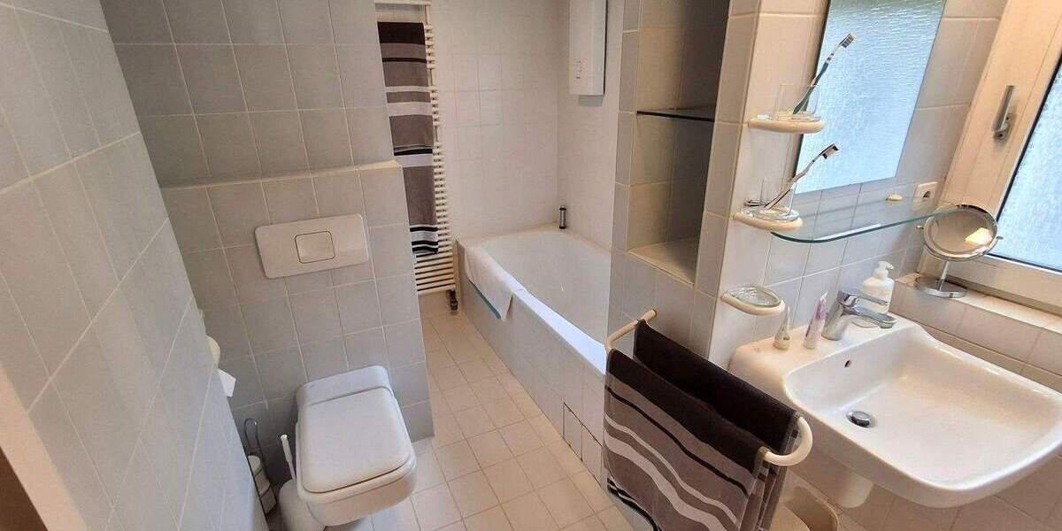 Großzügiges Zweifamilienhaus mit viel Platz und separatem Bürobereich in Top Lage von D-Unterrath 6 zimmer