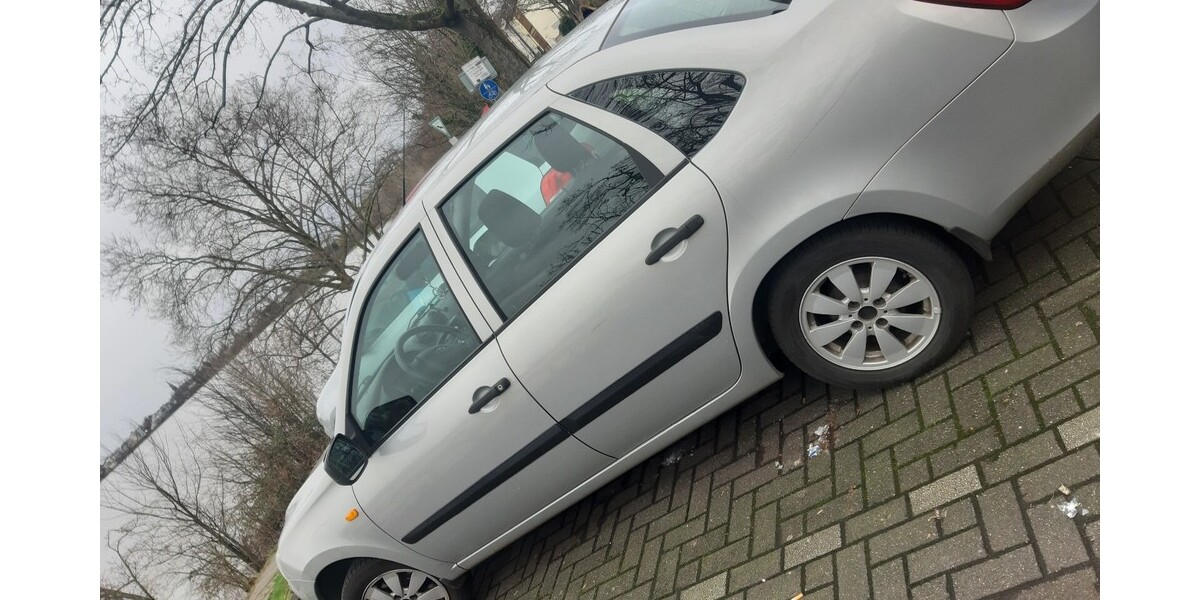 Lada Granta 140.335 km 2.200 &euro; Köln 50667