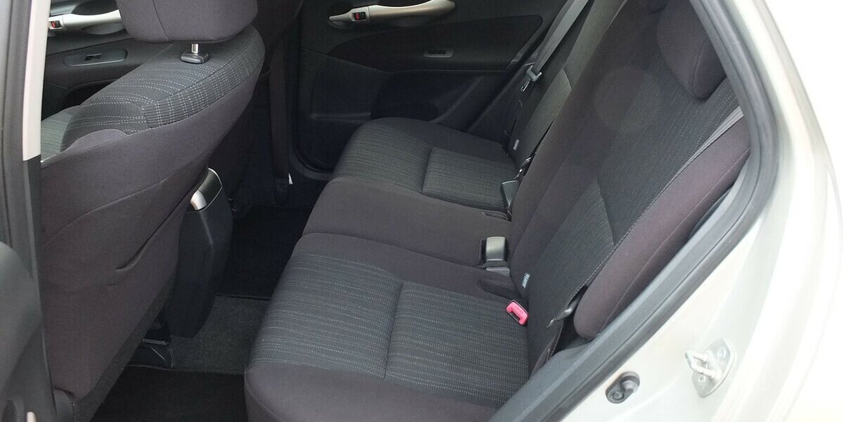 Toyota Auris 1.6i SOL ALLE INSPEKTIONEN GARAGENWAGEN 174.885 km 4.998 &euro; Köln 50858