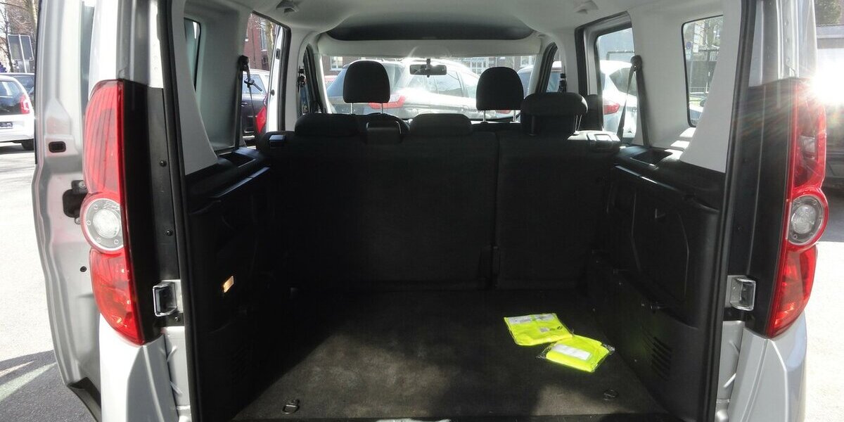 Opel Combo Edition 1,6 d Klima PDC SHZ AHK 5Sitzer 124.000 km 6.390 &euro; Neuss 41462