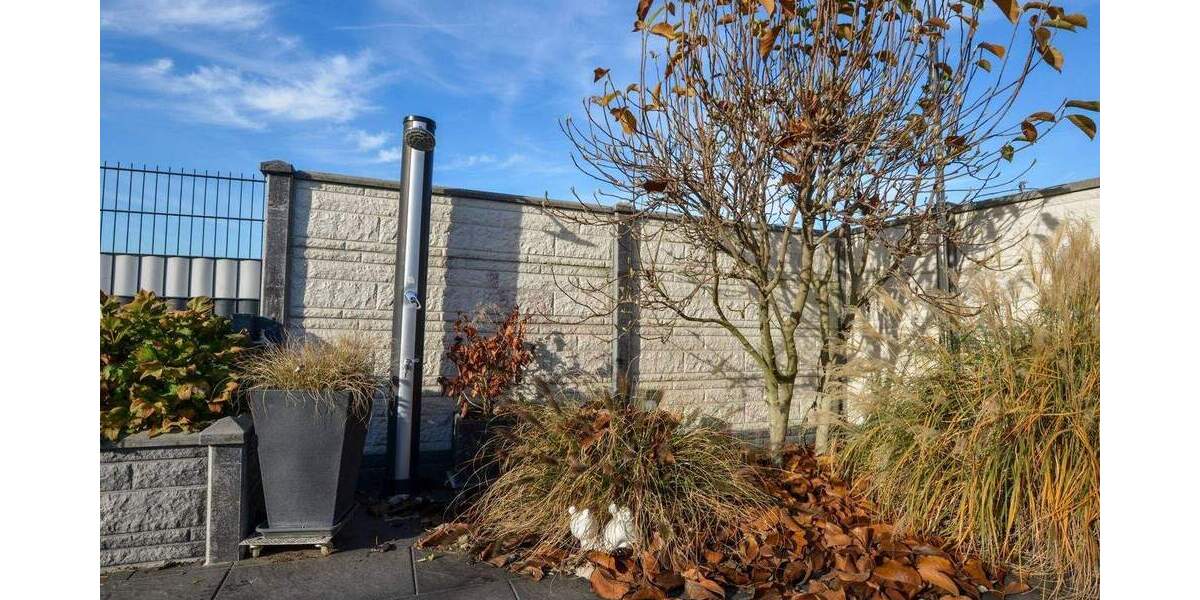 Neubaucharakter trifft Wohlfühloase: Hochwertig ausgestattetes Einfamilienhaus mit Außenpool! 6 zimmer