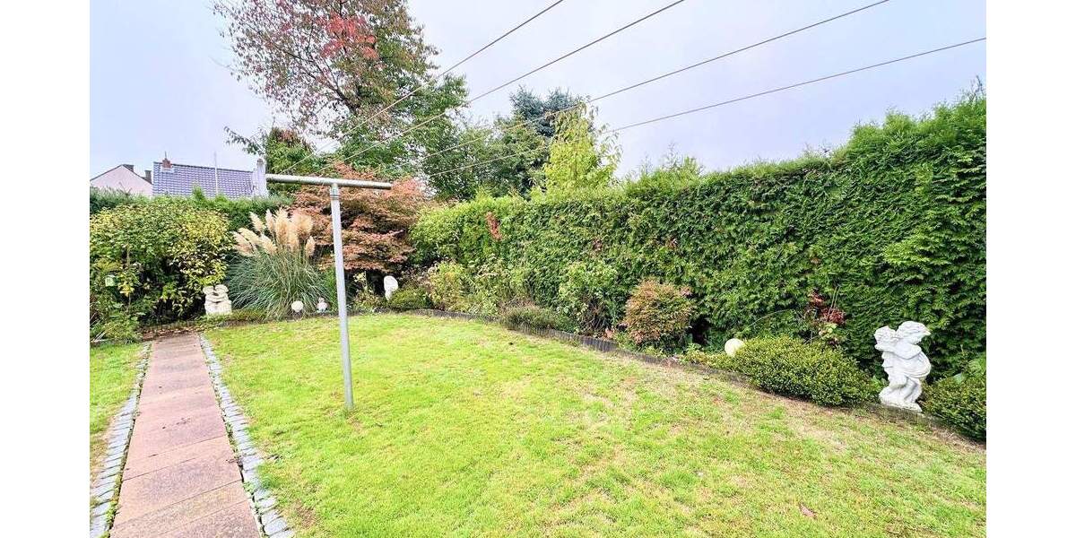 Doppelhaushälfte mit viel Potenzial, großzügigen Garten, Garage und Stellplätzen 5 zimmer