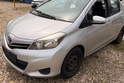 Toyota Yaris 149.001 km 3.990 &euro; Köln 51065