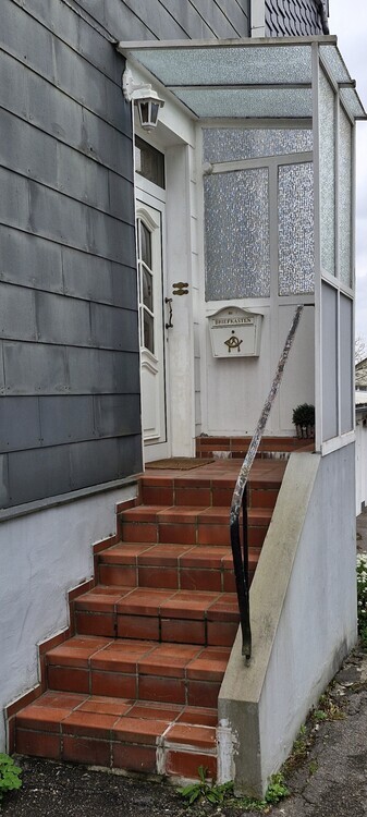 1-Fam. Haus mit Einliegerwohnung und Garagenhof zimmer