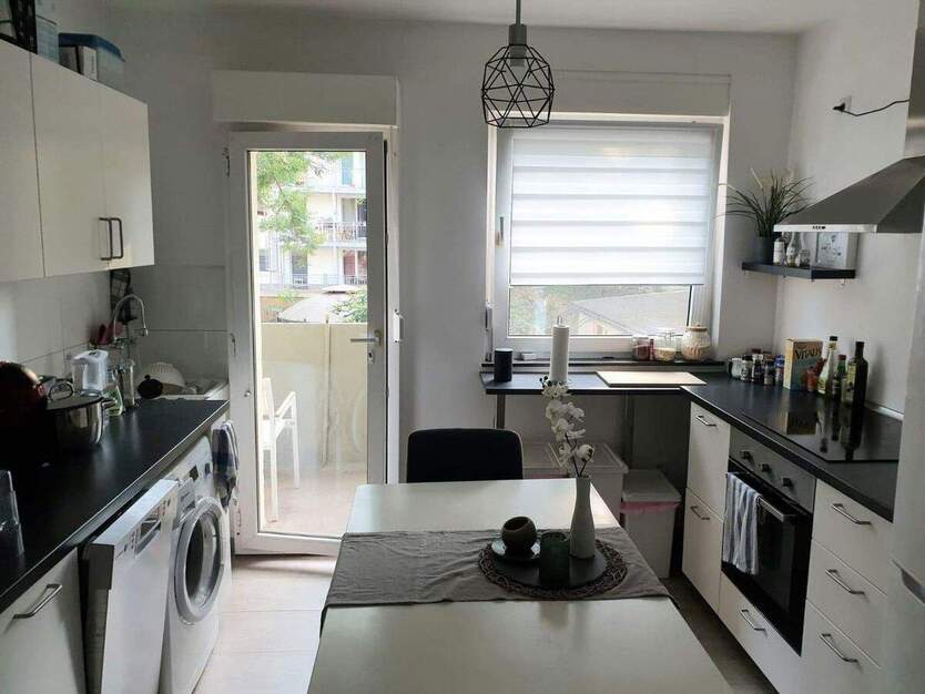 Wunderschöne 2 - Zimmer + Balkon ins Grüne, 4 Minuten vom Barbarossaplatz 2 zimmer