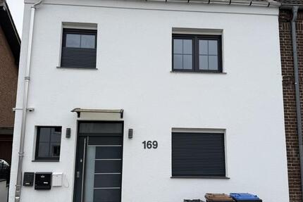 Komplettes Wohnensemble für Firmen | 4 Einheiten | 10 Zimmer | 1 Haus und 3 Wohnungen | ca. 245 m² 10 zimmer
