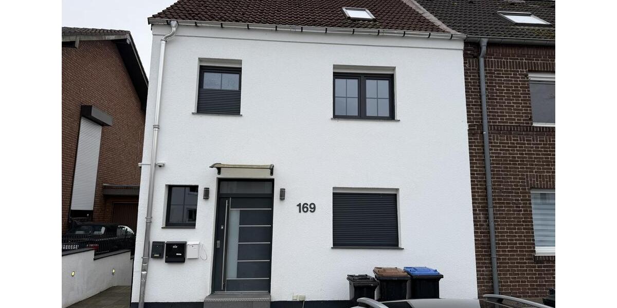 Komplettes Wohnensemble für Firmen | 4 Einheiten | 10 Zimmer | 1 Haus und 3 Wohnungen | ca. 245 m² 10 zimmer