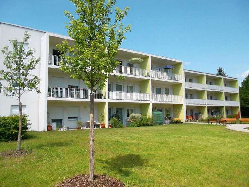 Wohnung zum Mieten in Roding 585 € 73.14 m²