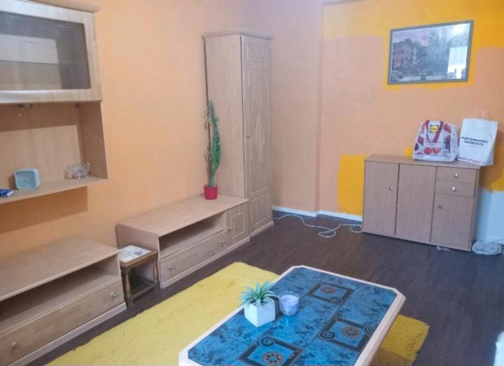 1 Zimmer WG (+Balkon, Küche, Bad, Garten) 1 zimmer