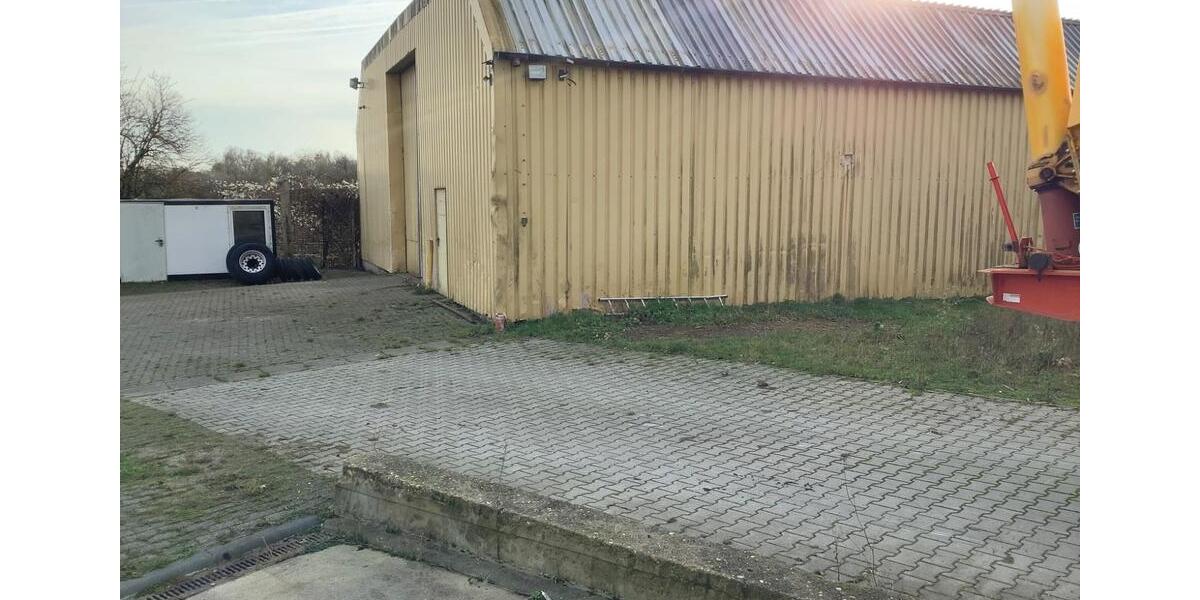 225qm Lagerhalle Blechhalle mit ca. 900qm Freifläche zimmer