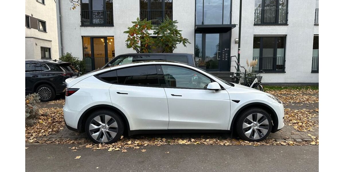 Tesla Model Y 8.240 km 34.999 &euro; Düsseldorf 40221