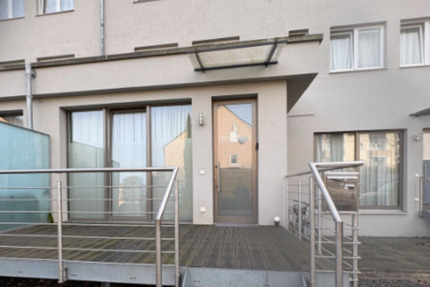 Top renoviertes EG- Apartment mit separatem Eingang & Terrasse 2 zimmer