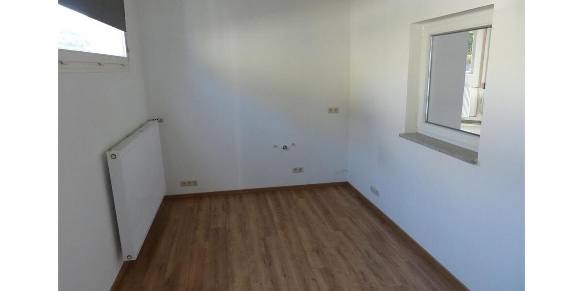Gewerbehalle mit Büro, Garagen und Sozialräumen 120 qm zimmer