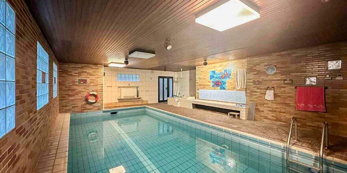 Leverkusen-Rheindorf: Wohnhaus mit Büro, Garten & Wellness - ca. 298 m² Wohn-Nutzfläche 7 zimmer