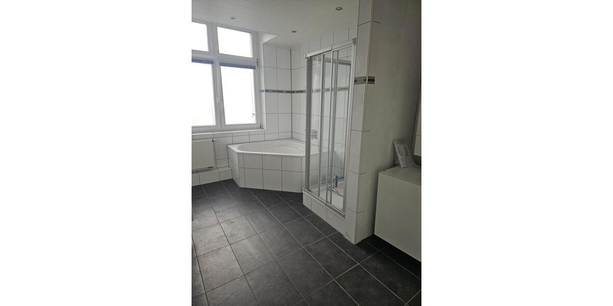 Etagenwohnung Leverkusen - 4 Zimmer, 150 m&sup2;, 1.395&euro; | Angebot:26357528