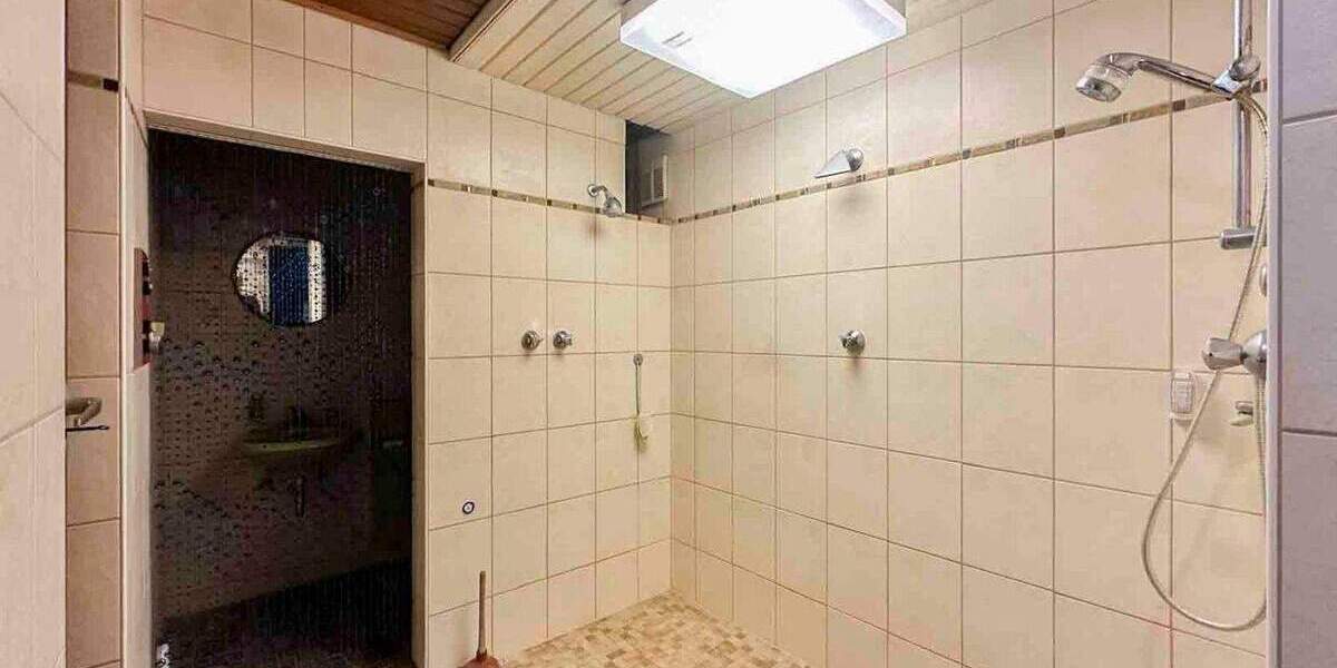 Leverkusen-Rheindorf: Wohnhaus mit Büro, Garten & Wellness - ca. 298 m² Wohn-Nutzfläche 7 zimmer