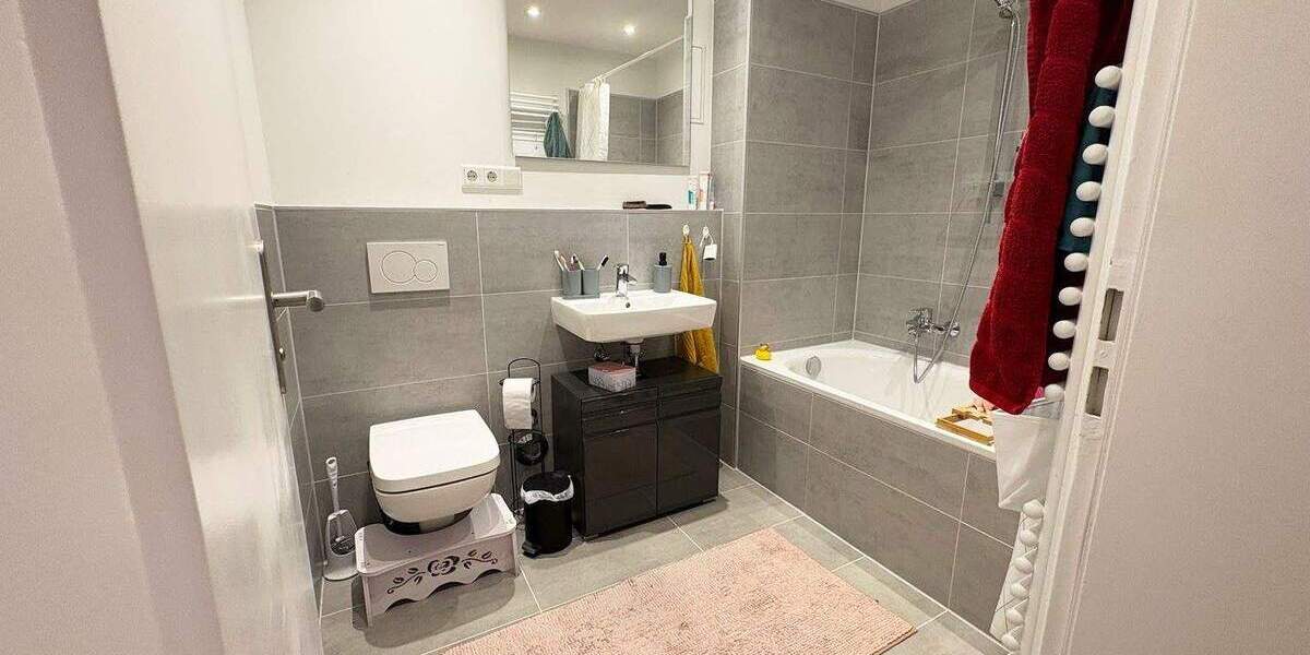 Nur noch einziehen! Modernisierte 4-Zimmer mit 2 Balkonen, neues Bad mit Wanne, Gäste-Bad mit Dusche 4 zimmer