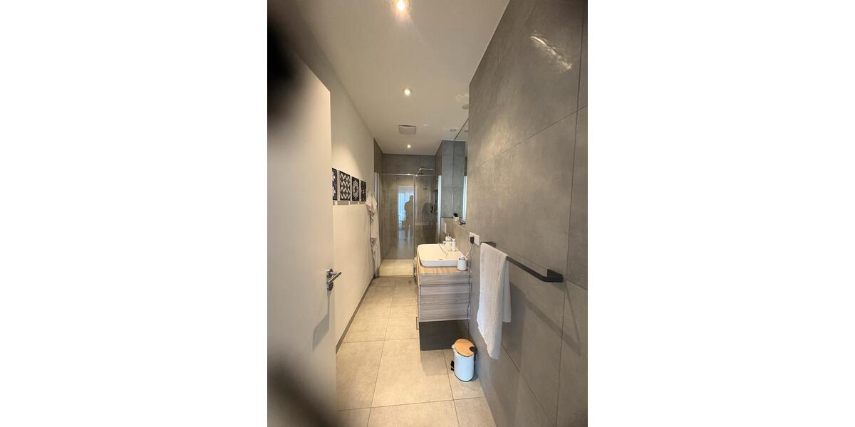 Top renoviertes EG- Apartment mit separatem Eingang & Terrasse 2 zimmer