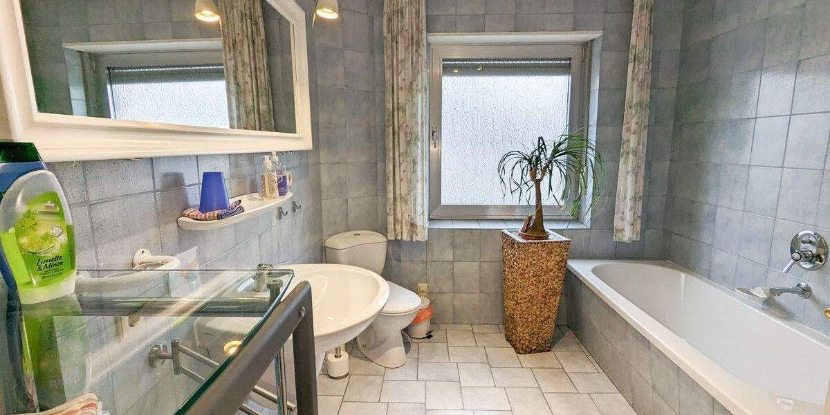 Gepflegtes 1-2-Familienhaus mit Palmengarten und Garage sucht nette Eigentümer 7 zimmer