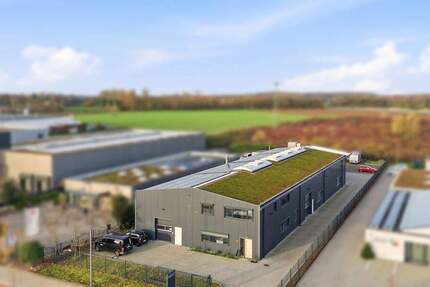Neuwertige Produktions- und Lagerhalle mit Büroflächen – nachhaltige Technik & starke Lage zimmer