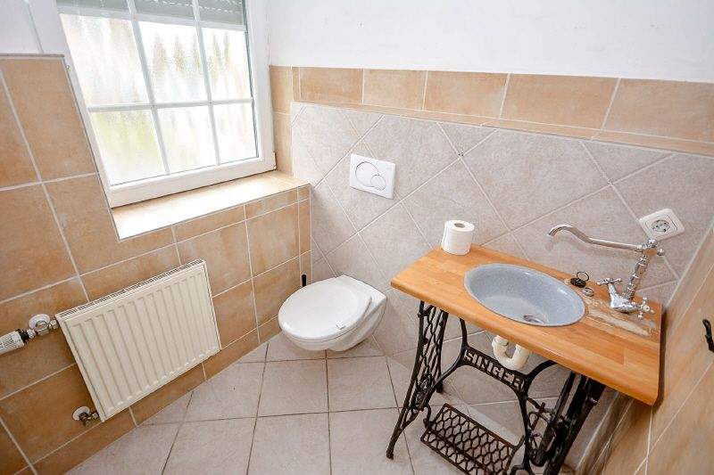 Gepflegtes Reihenhaus mit modernisierter Ausstattung, Garten, Keller und zwei Stellplätzen 5 zimmer