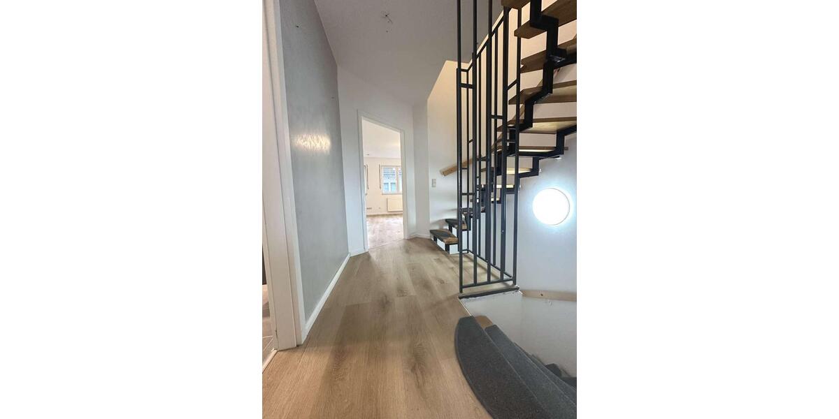 Charmante Doppelhaushälfte mit Wintergarten, Garten und vielseitigen Nutzungsmöglichkeiten 5 zimmer