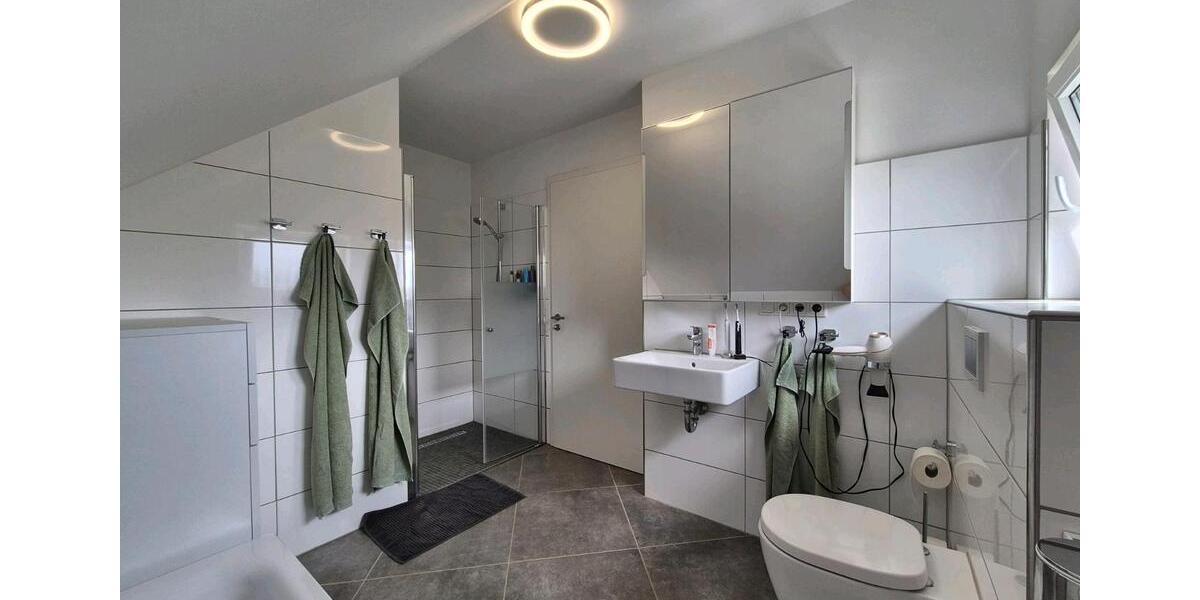 Dachgeschoßwohnung Leichlingen (Rheinland) - 3 Zimmer, 95 m&sup2;, 1.249&euro; | Angebot:26692780